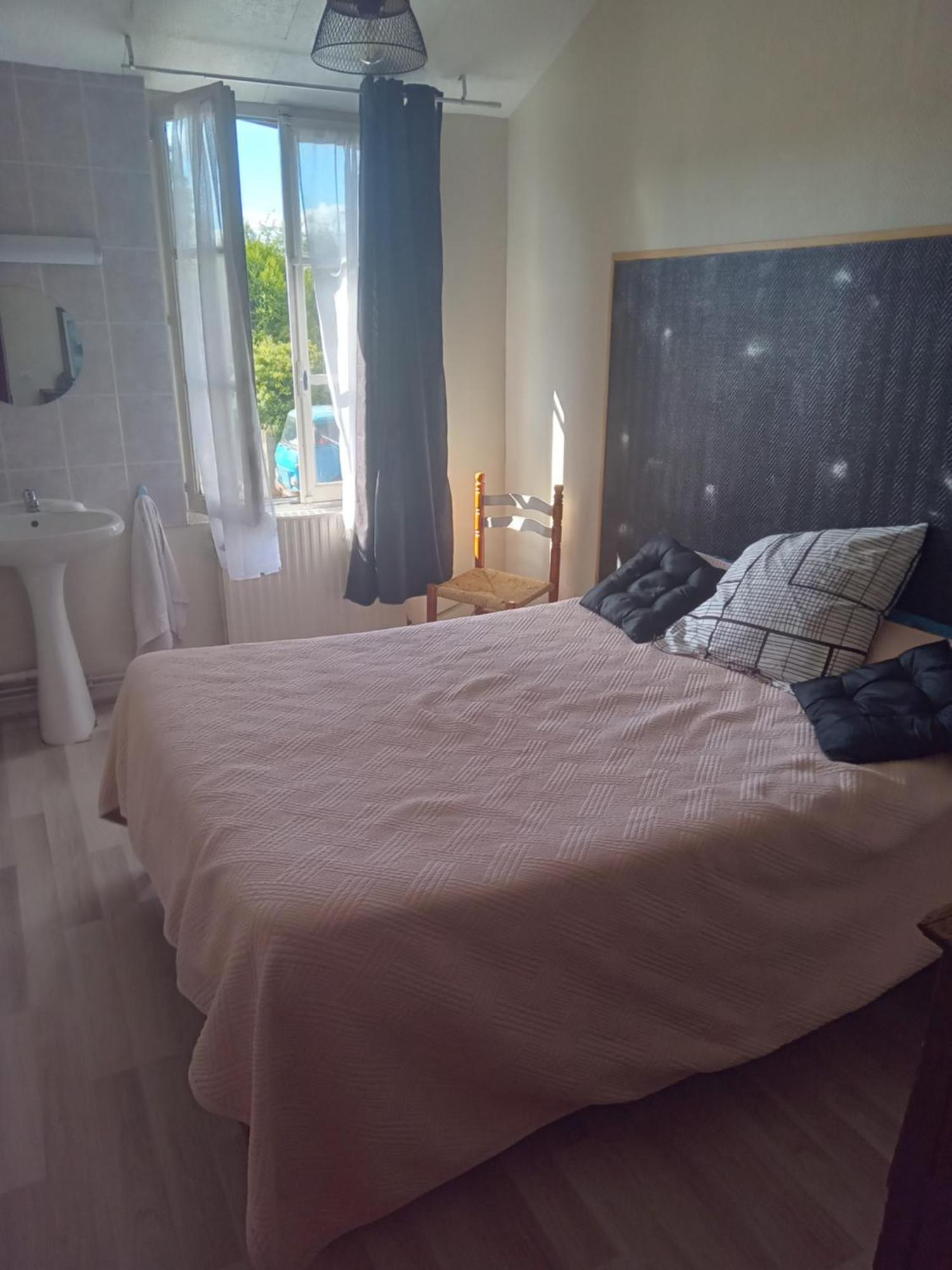 Aurelie Hotel Saint-Pierre-le-Moutier Bagian luar foto